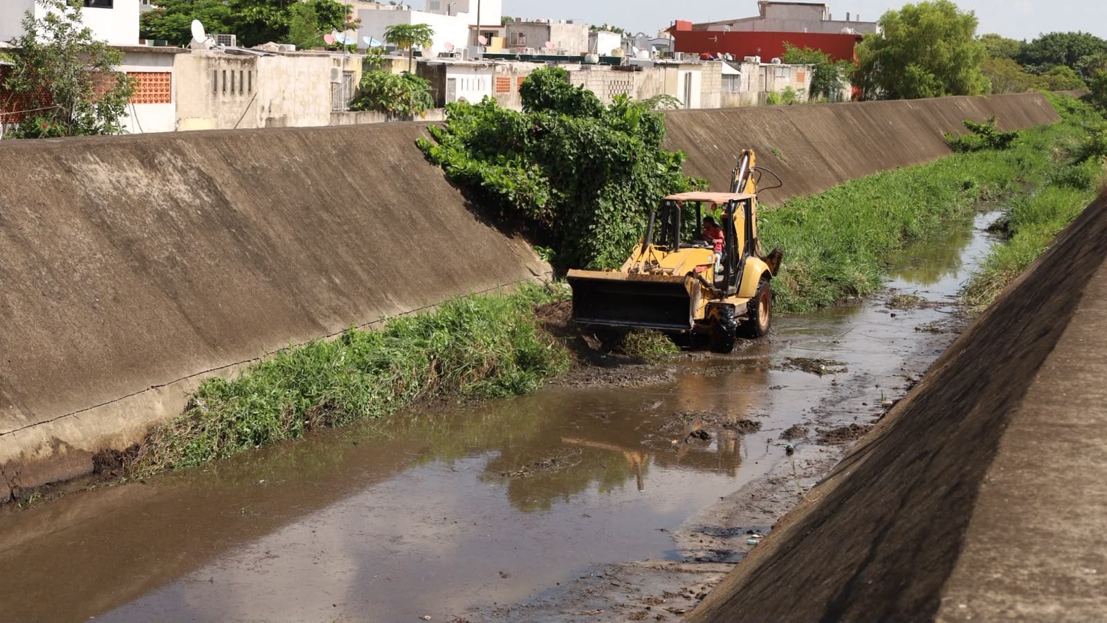 Medellín de Bravo refuerza acciones preventivas con la limpieza del canal de Puente Moreno