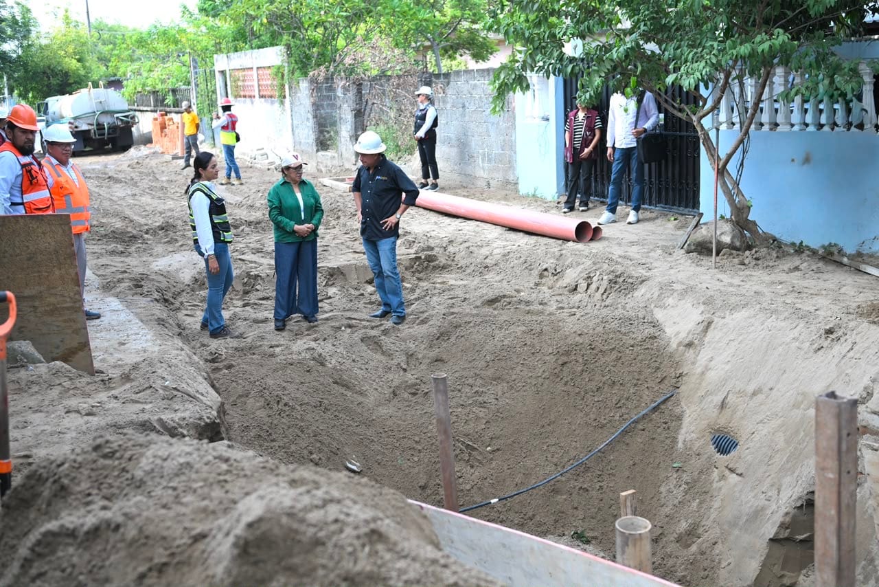 Supervisa Rosa María construcción de drenaje sanitario en Lomas del Vergel