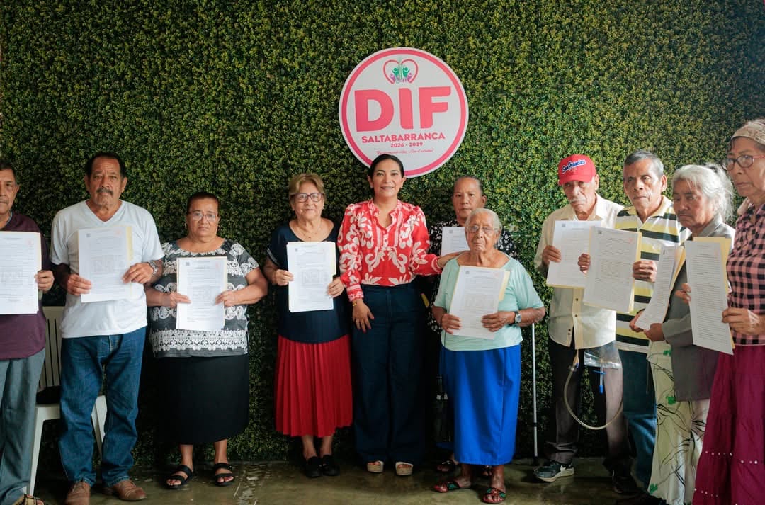 Entrega DIF Municipal de Saltabarranca 15 testamentos para brindar certeza jurídica a las familias