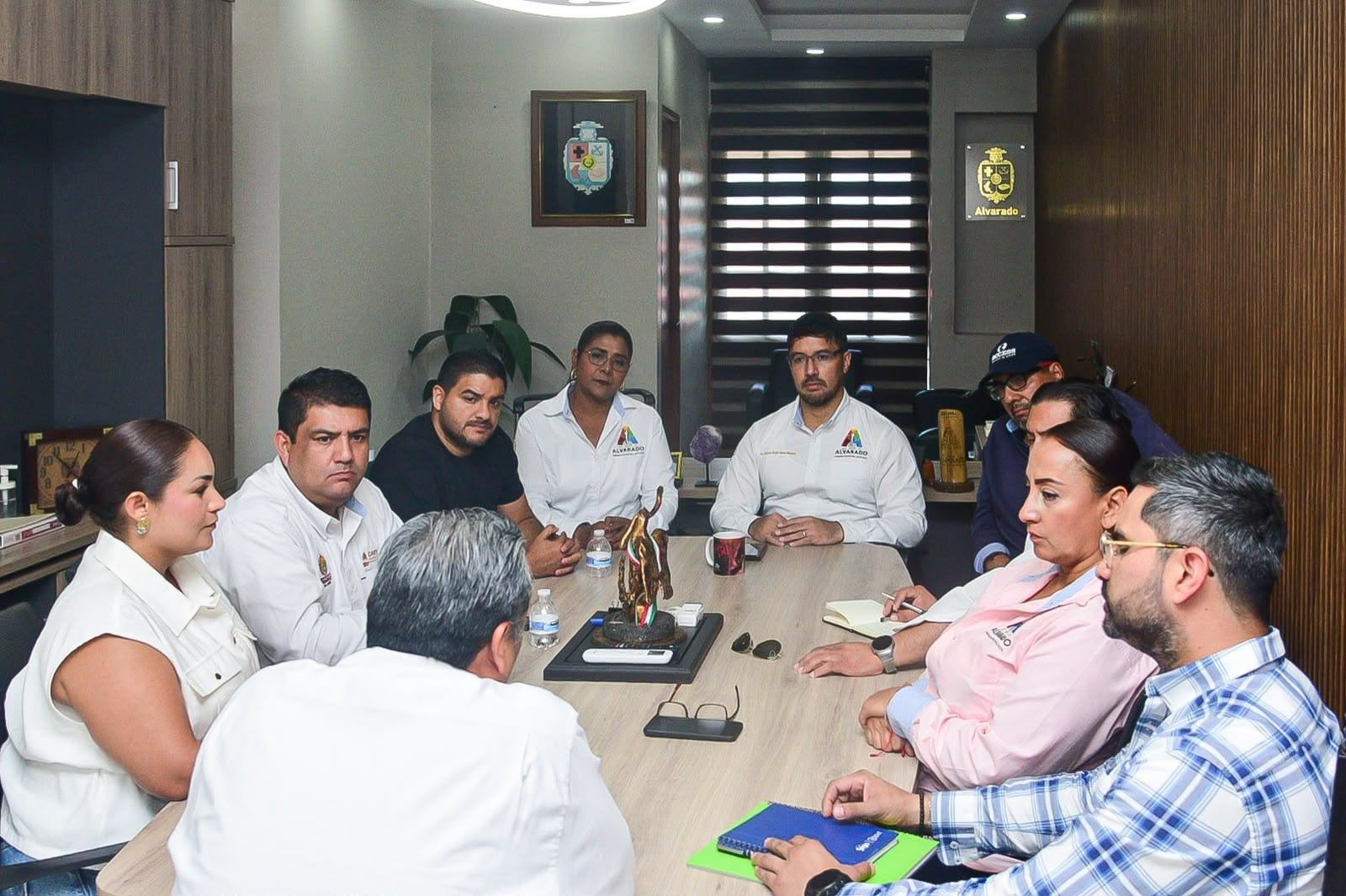 Beto Cobos encabeza mesa de trabajo para atender servicios y necesidades de Alvarado