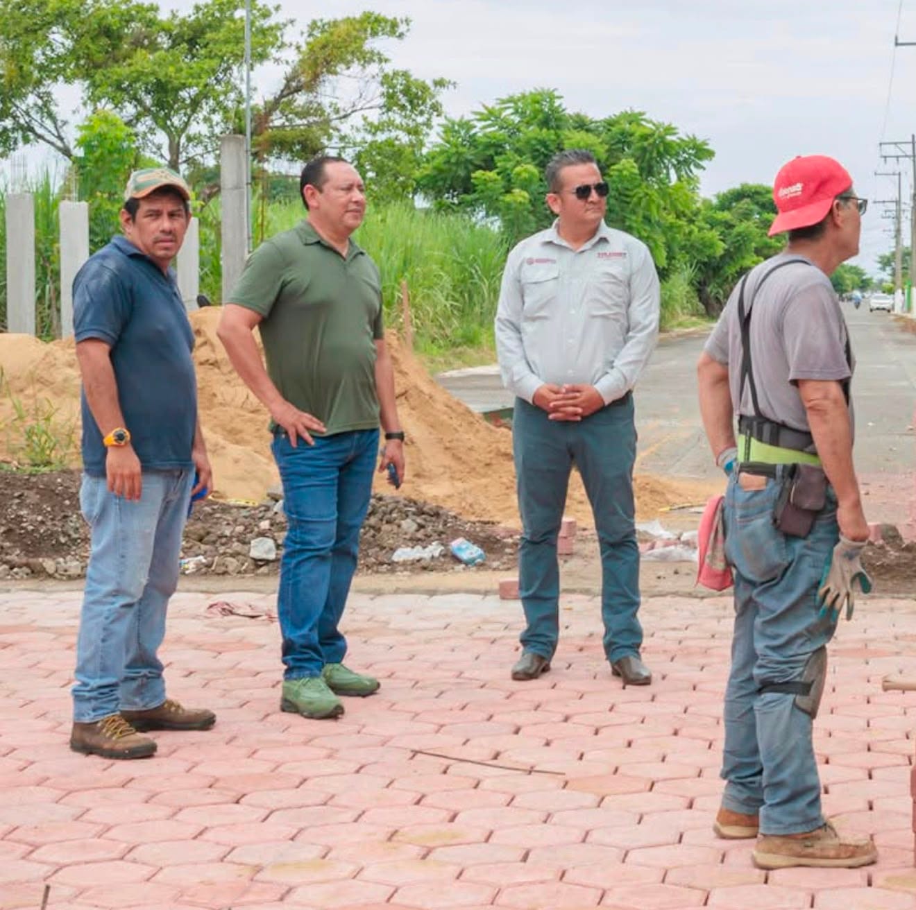 Elvis Laureani supervisa obras que fortalecen la infraestructura de Saltabarranca