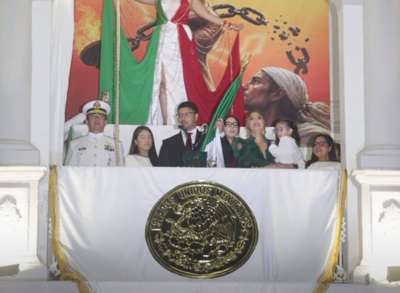 Beto Cobos encabeza Grito de Independencia en Alvarado junto a autoridades y exalcaldes