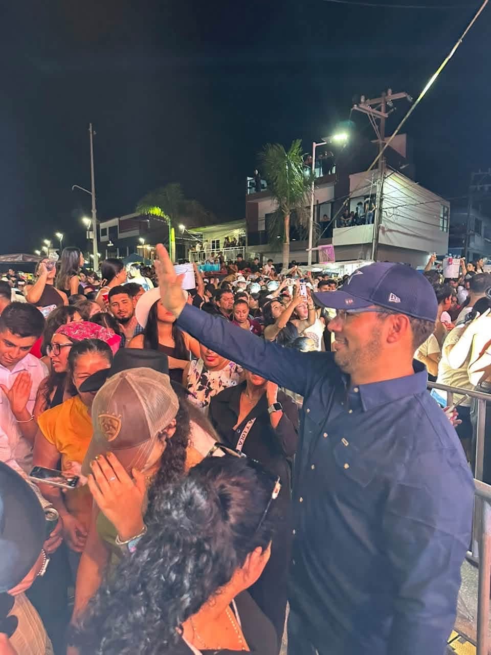 ¡Lleno total en el malecón de Alvarado con Banda Tierra Sagrada!